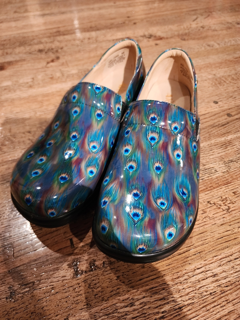 Women’s Slip-On Clogs with Peacock Feather Print - Blue Green